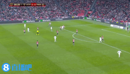 感受土超的气氛，埃德森在伊斯坦布尔德比中遭球迷投掷塑料杯