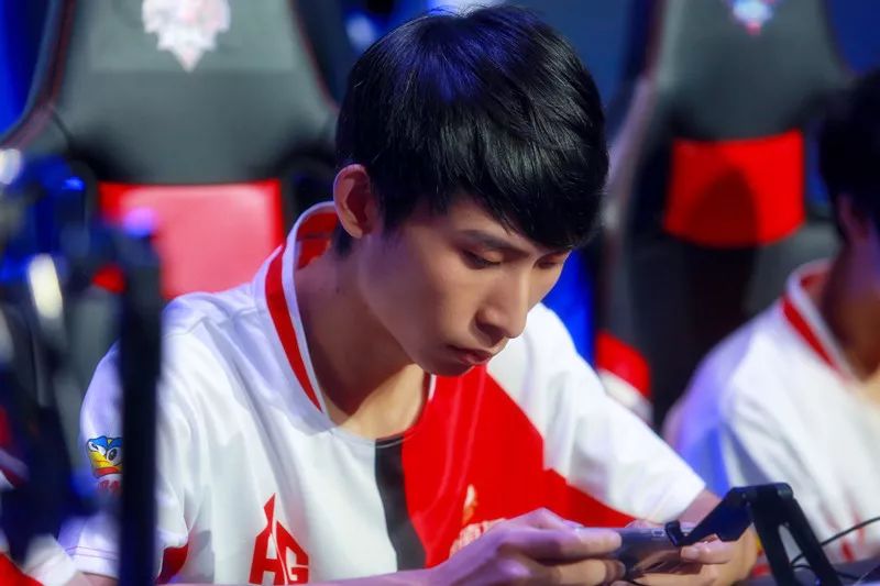 与一名侧翼